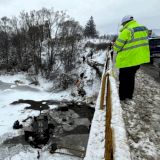 Tragedie în familia unui preot din Vatra Dornei!  Preoteasa a căzut cu mașina în râul Bistrița, împreună cu cei 5 copii: unul dintre ei a murit 😢 ⤵️