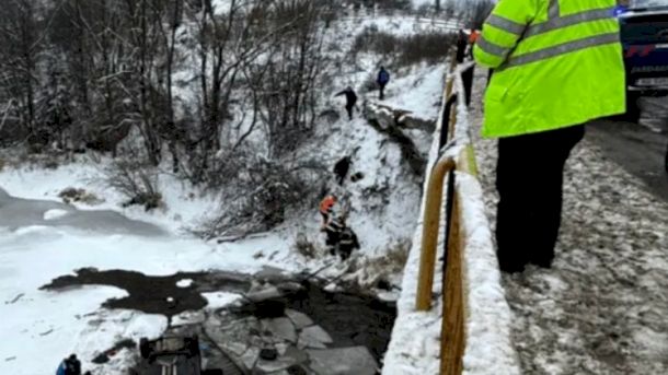 Tragedie în familia unui preot din Vatra Dornei!  Preoteasa a căzut cu mașina în râul Bistrița, împreună cu cei 5 copii: unul dintre ei a murit 😢 ⤵️