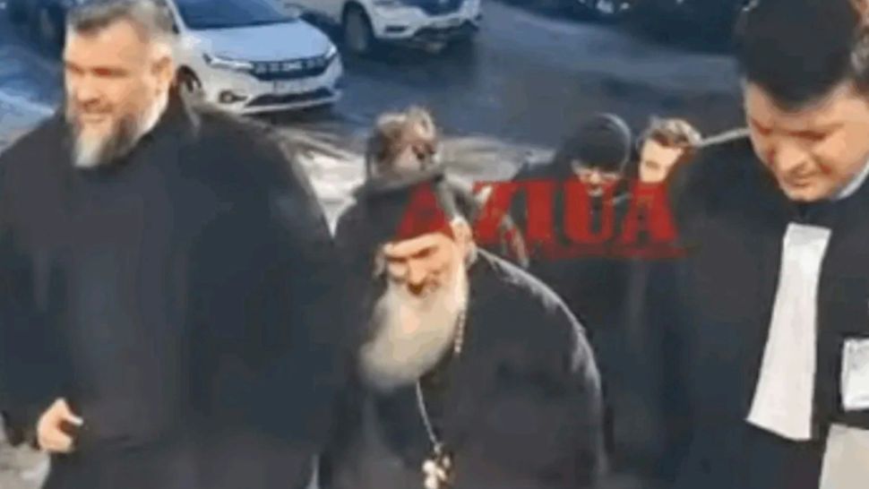 ÎPS Teodosie, preotul despre care Gigi Becali spunea că „i se arată și lui pisica”, a mers la judecata de la Curtea de Apel cu un sobor de preoți