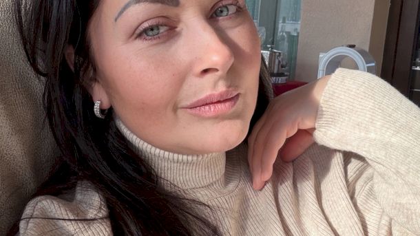 Gabriela Cristea a apărut în fustă mini, cu picioarele la vedere. A fost des criticată pentru aspectul ei fizic