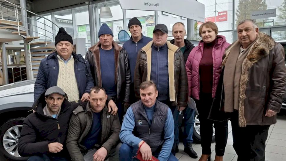 Angajații din România care au primit câte o mașină cadou: „Prima dată au crezut că e o glumă” ⬇️