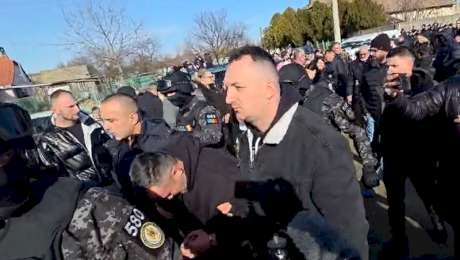 EXCLUSIV: VIDEO Tatăl lui Mario a ajuns la capela din Cenei. Bărbatul își strigă fiul, care nu îi va mai răspunde niciodată: „Mario!”