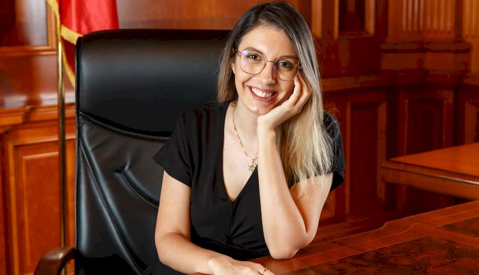 Cine este Diana Buzoianu, ministrul Mediului. Are 31 de ani, e avocat de profesie și i s-a cerut demisia după scandalul generat de criza apei
