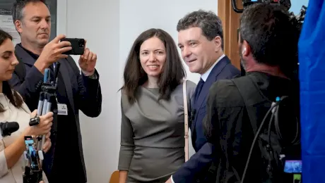 Cum a curtat-o Nicușor Dan pe Mirabela Grădinaru la prima întâlnire în club: „M-a atras mult și părul lui creț”. Prima impresie pe care i-a lăsat-o socrului