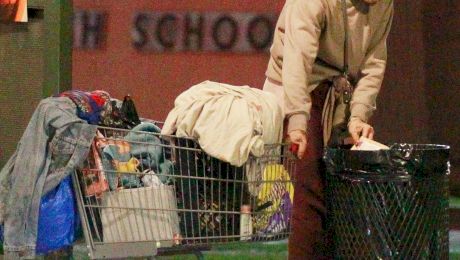 Imagini dezolante cu o fostă frumusețe de la Hollywood! Paparazzii au surprins-o scotocind prin tomberoanele din Los Angeles după mâncare