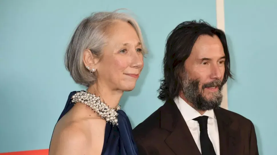 Keanu Reeves și iubita, sărut romantic pe patinoar! Ea e cu 9 ani mai mică și i-a redat pofta de viață celebrului actor