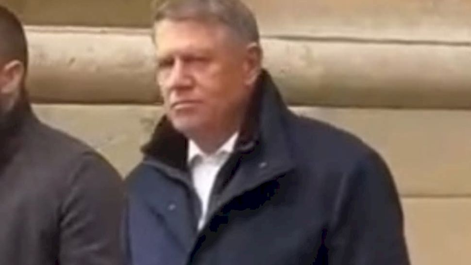 Klaus Iohannis a apărut în Sibiu, la slujba de Florii. Fostul președinte le-a transmis un mesaj...