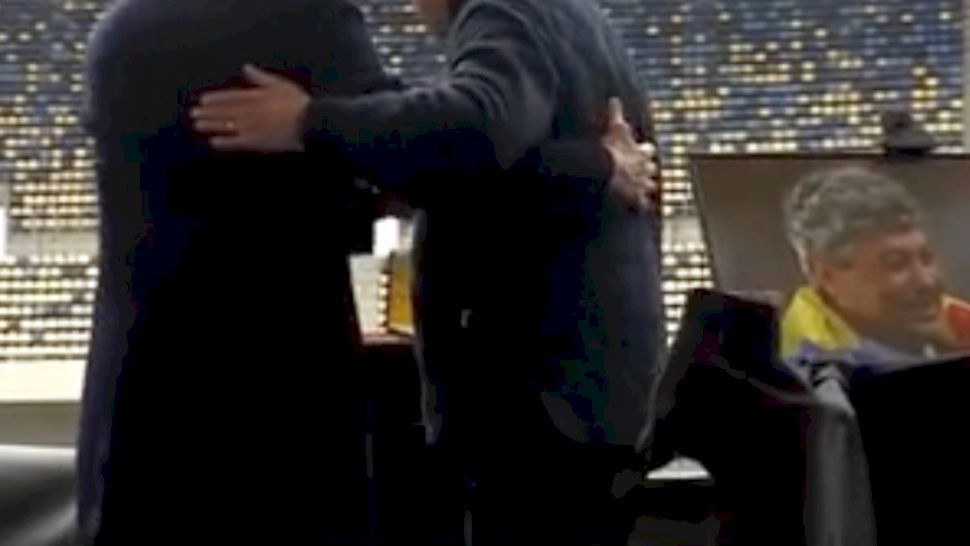 Uluitor! Prezența pe care nimeni nu o aștepta la catafalcul lui Mircea Lucescu. Fiul Răzvan a rămas mască