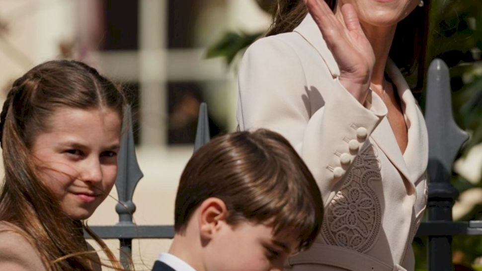 Știrea face înconjurul lumii! Din păcate este vorba de prințesa Kate care la slujba de Paște...Vezi mai mult