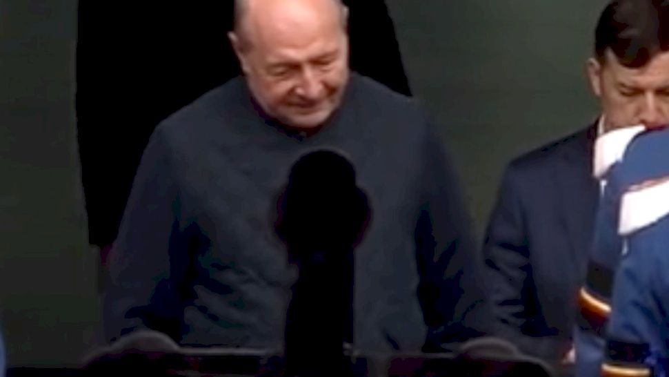 Ce a putut să scrie Traian Băsescu pe coroana adusă lui Mircea Lucescu. Toată lumea vorbește că a pus doar...Vezi mai mult