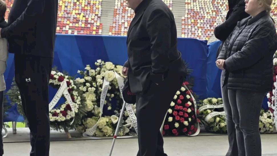 Cine este bătrânelul de 75 de ani, venit în baston, la căpătâiul lui Mircea Lucescu. Povestea tripleților săi și legătura specială cu fostul selecționer