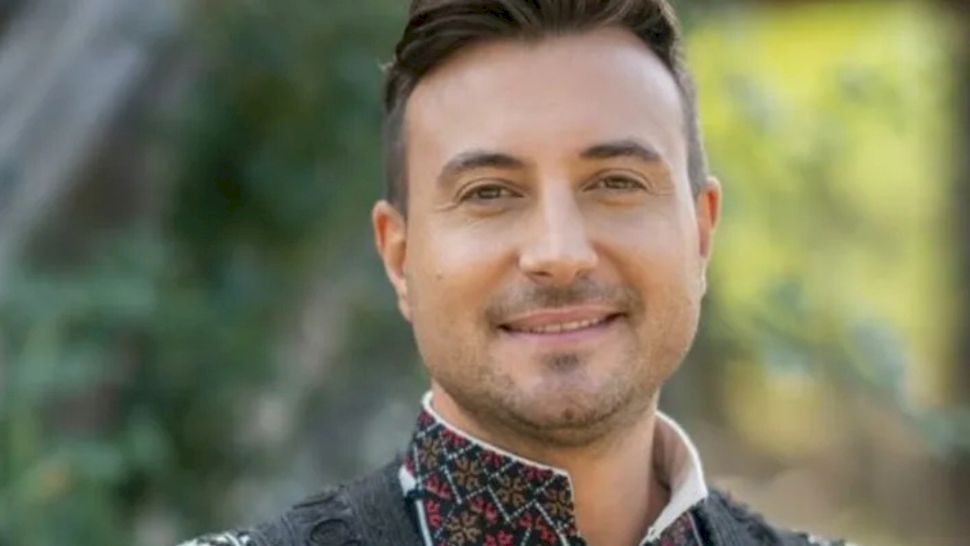 Cine este barbatul care i-a fost alături lui Valentin Sanfira. “În spatele unui artist există…” Vezi mai mult