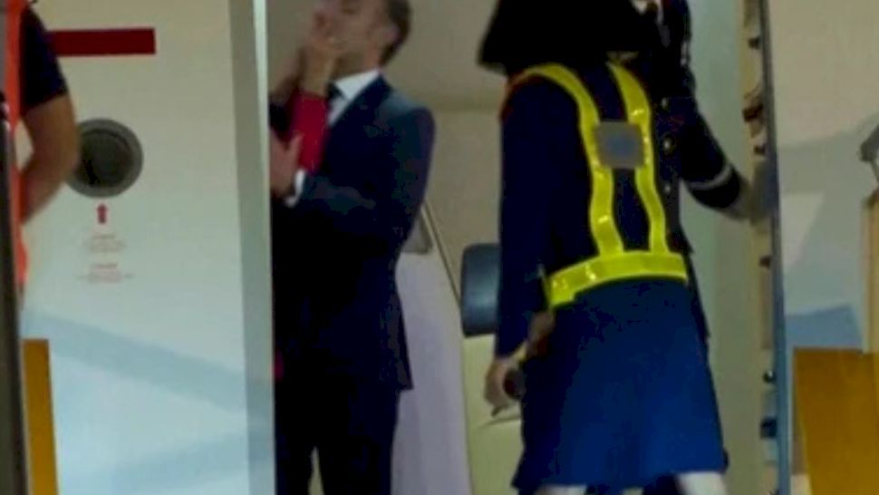 Misterul a fost elucidat! De ce a fost pălmuit, de fapt, Emmanuel Macron de soția sa...Vezi mai mult