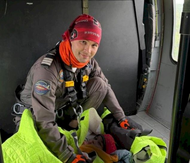Cine este eroul care l-a găsit pe copilul din Sibiu. A coborât pe troliu din elicopter și a așteptat medicii să vină