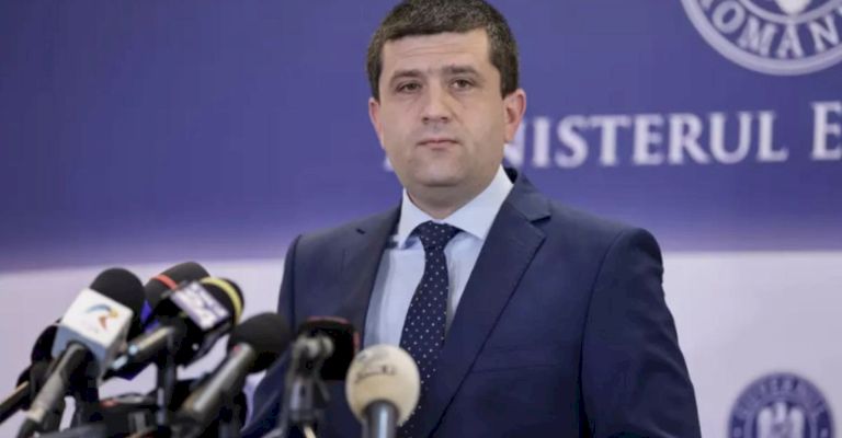Ministrul Apărării îi atacă furibund pe magistrați: „Militarii nu sunt în situația cu pensii de zeci de mii de euro pe lună, militarii nu sunt în situația cu dosare întârziate sau cu infractori cărora li s-au prescris pedepsele…” Vezi mai mult în primul comentariu