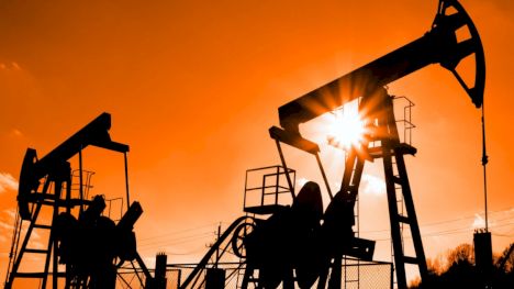 Prețul petrolului scade drastic după declarațiile lui Trump despre negocierile cu Iranul