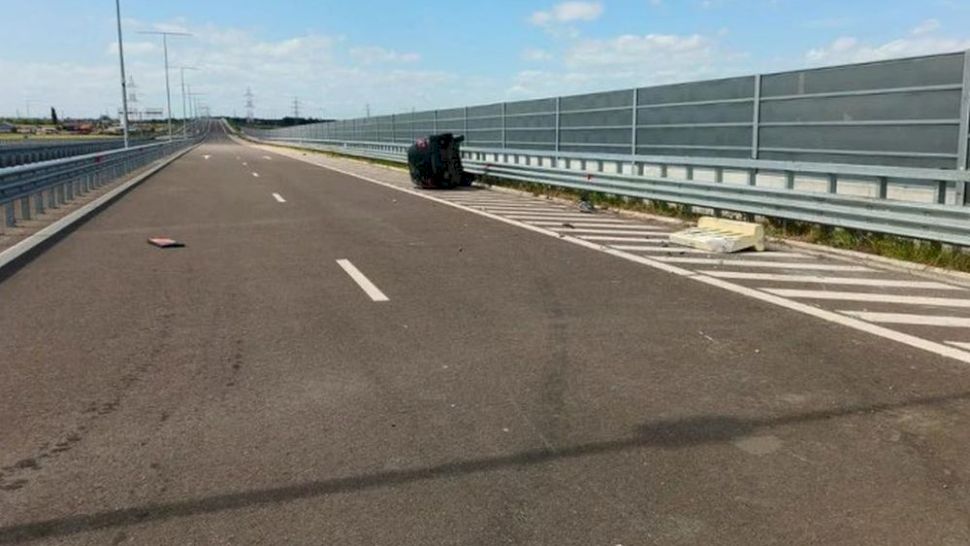 Urmărire ca în filme pe Autostrada Soarelui: Fugarul s-a răsturnat în încercarea de a scăpa de poliție