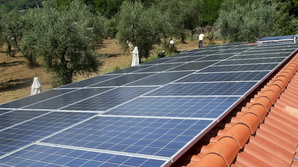 Românii pot obține gratuit panouri solare și baterii! Programul anunțat într-o comună