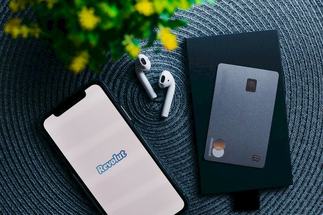 Revolut introduce o nouă opțiune pentru carduri în România! Utilizatorii pot alege să ascundă numerele
