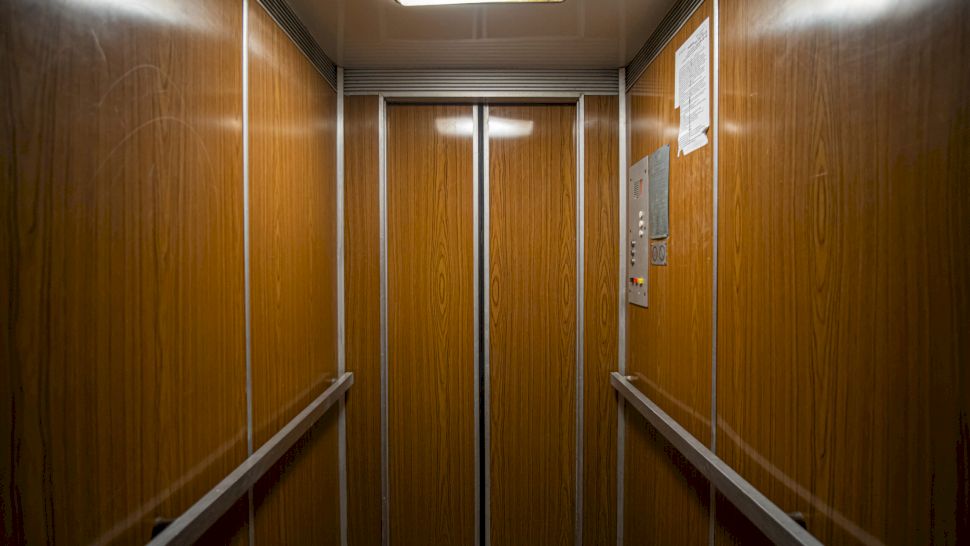 Cum să îți maximizezi șansele de supraviețuire în cazul unei prăbușiri de lift