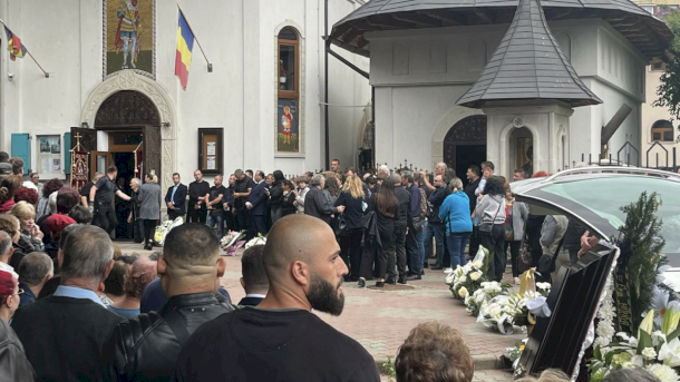 Imagini cutremurătoare de la înmormântarea polițistului ucis de fiul său. Sute de oameni au venit să-l omagieze