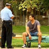500 de lei amendă pentru românii care fac acest gest rușinos în public! Mulți nu-l consideră greșit