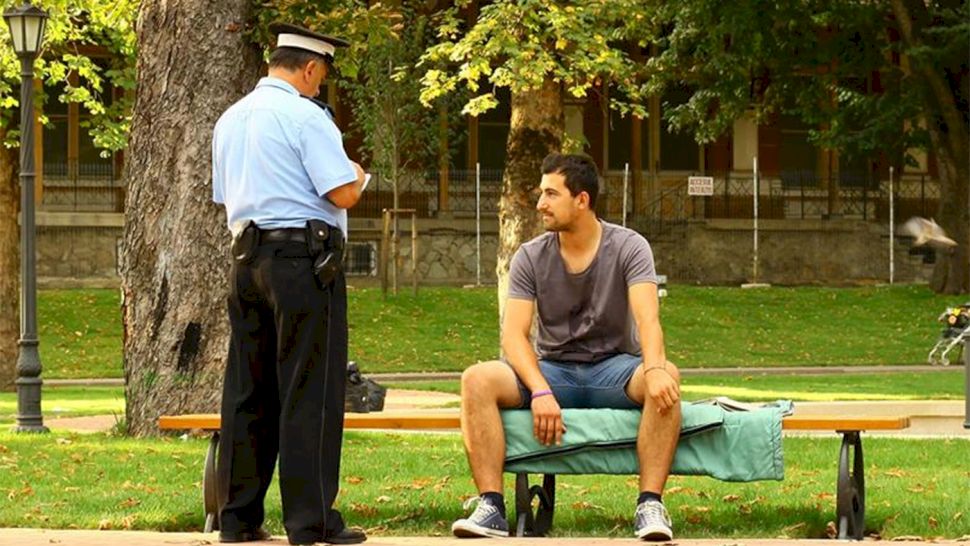 500 de lei amendă pentru românii care fac acest gest rușinos în public! Mulți nu-l consideră greșit