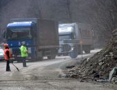 Câți bani a încasat un șofer după ce a lovit un bolovan pe Valea Oltului