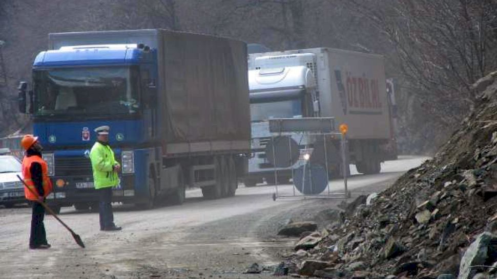 Câți bani a încasat un șofer după ce a lovit un bolovan pe Valea Oltului