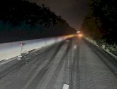 A sărit din maşină în mers, dar soarta i-a fost fatală pe şosea! Şoferul vinovat a fugit
