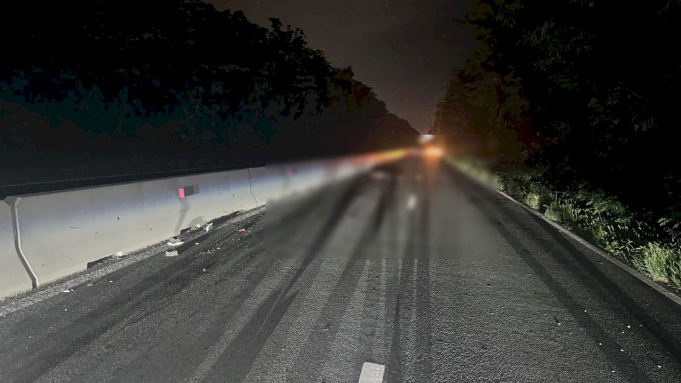 A sărit din maşină în mers, dar soarta i-a fost fatală pe şosea! Şoferul vinovat a fugit