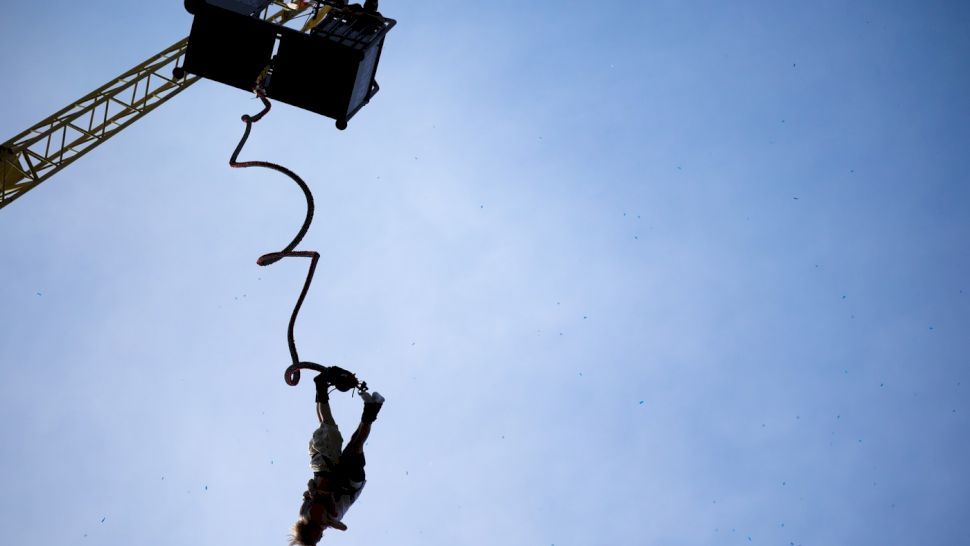 Tragedie la bungee jumping: instructorii au uitat să atașeze coarda de siguranță!