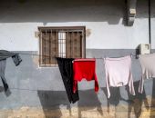 Amenzi mari pentru rufele întinse la fereastră! Află sancțiunile în funcție de localitate
