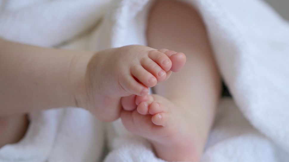 Un copil de 2 ani a fost găsit mort într-un apartament din Galați! Ce s-a întâmplat?