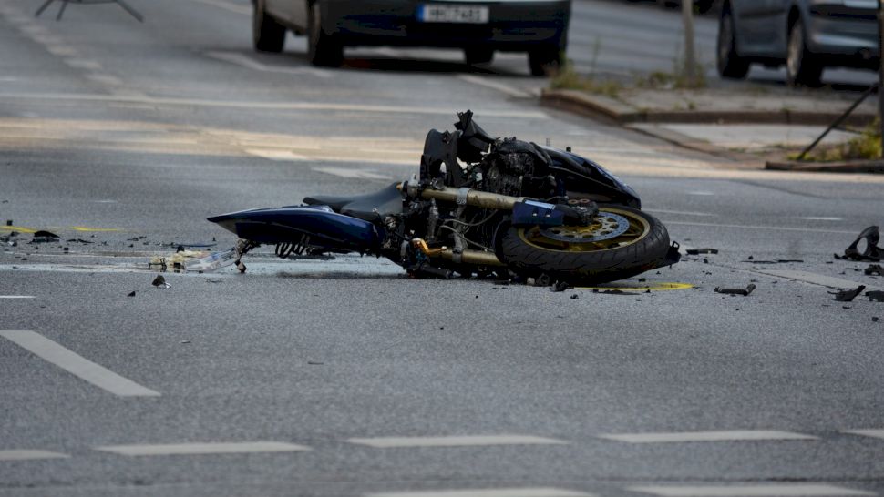 Tragedie în București! Motociclist de 26 de ani, mort după o coliziune cu tramvaiul