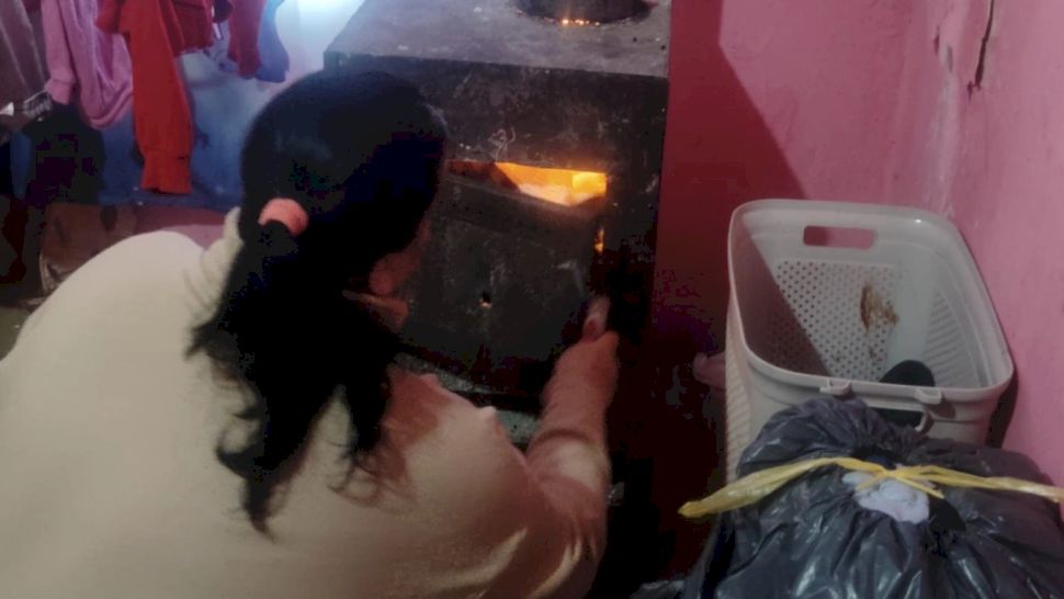 Familiile din Valea Jiului se încălzesc arzând haine! „Ieșim mai bine decât cu lemnele”