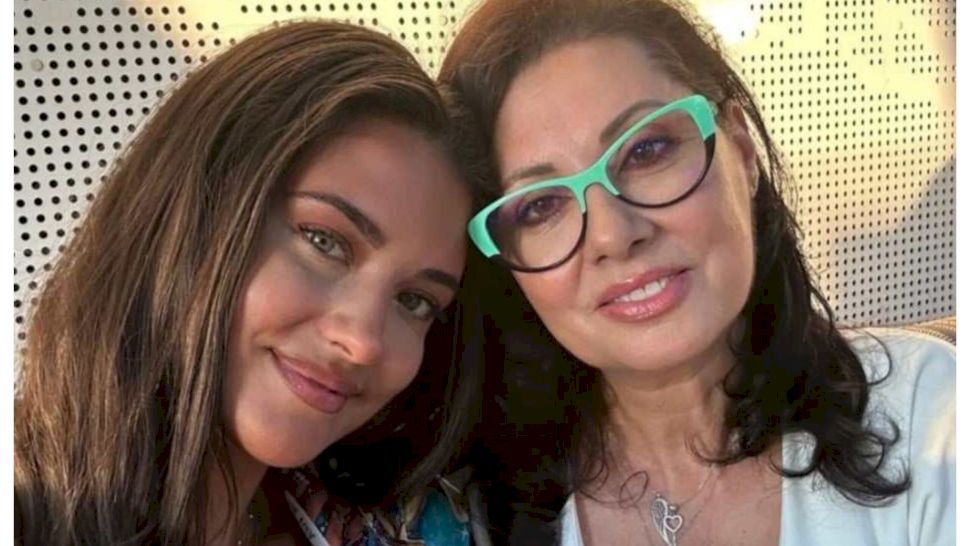 Denise Iacobescu, mama Antoniei, a absolvit facultatea la aproape 60 de ani! Imagini emoționante de la ceremonie
