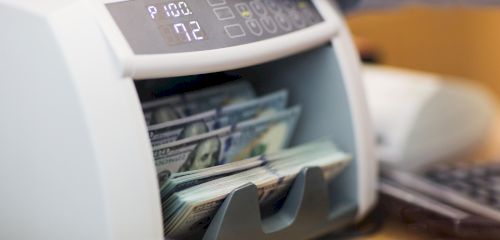 Primii influenceri financiari din istorie care promiteau îmbogățirea rapidă. Cum un nobil și-a distrus averea cumpărând un „secret garantat”
