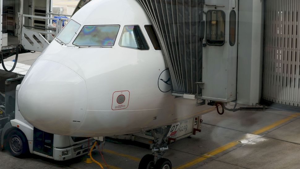 VIDEO. Prăbușirea botului unui avion Boeing în parcarea unui aeroport european! Mai multe victime